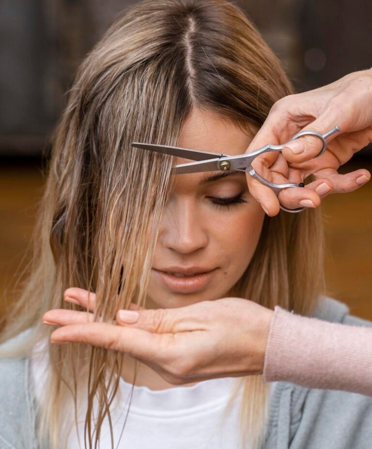 vista-frontal-de-la-mujer-cortandose-el-pelo-en-casa